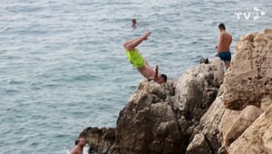 MORE JE JOŠ TOPLO Pogledajte kako ovi odvažni mladići skaču sa stijena u Rovinju