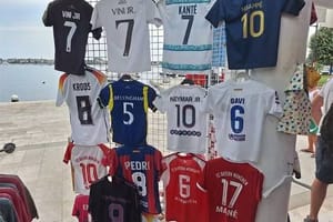 Pokušali prodati krivotvorenu odjeću u Umagu, no nije im uspjelo!