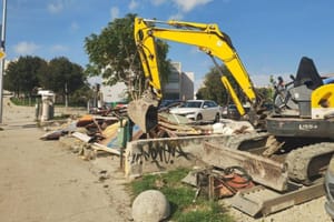 Srušen nelegalni kiosk u Splitu!