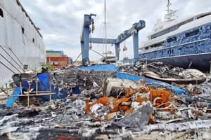 Ostaci plovila izgorjelih u medulinskoj luci i nakon pet mjeseci leže razasuti u pulskoj luci i ugrožavaju zdravlje!