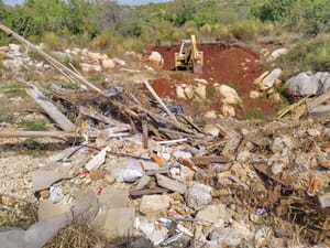 "I ROĐENU MATER BI PRODALI!" Iskopavaju plodnu zemlju u Rogoznici  koja je othranila generacije i prodaju je, a rupe pune otpadom...