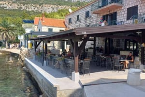 SUKOB NA POMORSKOM DOBRU Što se događa u mjestu Podaca u Općini Gradac? Općina: "Okupira se pomorsko dobro i betonira!" Vlasnik pizzerie: "To vam ništa nije istina!"