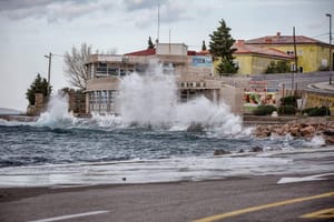 Zbog jakog vjetra zabrane prometa na Jadranskoj magistrali