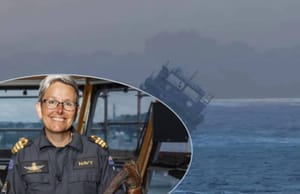 Brodom novozelandske mornarice koji se nedavno prevrnuo, zapalio i potonuo upravljala je žena - Ministrica: "Spol nije bitan!"