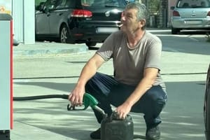 ŽIVOT NA RUBU Tip u Zadru gorivo toči s cigaretom u ustima