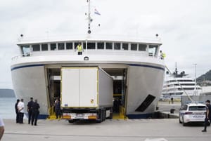 INCIDENT U SPLITSKOJ LUCI Vozač šlepera blokirao trajekt - Objasnio je i zašto je to napravio