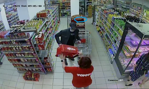 POZNAJETE LI GA? Traži se muškarac koji je bio nasilan prema dvije žene u splitskom dućanu na Brdima!