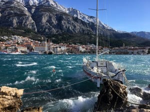 Olujna bura, podno Velebita i orkanska - U prekidu trajektne i katamaranske linije