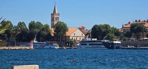 Umjerena do jaka bura, na jugu Jadrana poslijepodne maestral