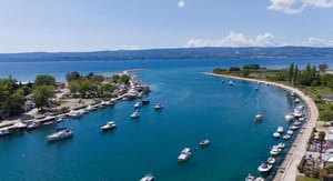 U Omišu, na ušću Cetine noćas izbio požar na plovilu - Izgorjelo 70 posto broda!