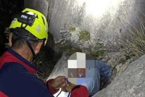 HGSS spasio starca sa stijene na Kozjaku: "Bunio se kad smo ga uzeli pod ruku, htio se sam spustiti."