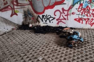 Ženi koja spava u splitskom podvožnjaku netko zapalio stvari!