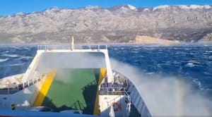 Zbog bure u prekidu neke linije prema otocima, A1 i Paški most otvoreni samo za osobna vozila