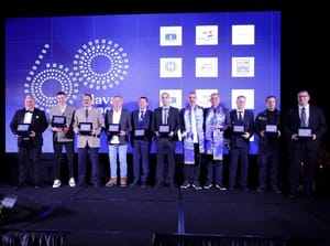 Upravitelj stroja Zvonimir Franić, zapovjednik Miljenko Konjevoda i prvi časnik palube Ivo Mišković laureati 60. Plave vrpce Vjesnika