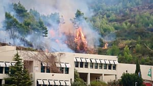 OD BUKTINJE OBRANJENA ŠKOLA U ŽRNOVNICI Smiruje se intenzitet  požara