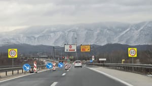Zbog snijega zatvorena autocesta kod Svetog Roka, zbog bure u prekidu neke trajektne i katamaranske linije