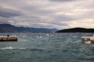 Još kroz jutro jaka bura s olujnim udarima, poslijepodne slabi