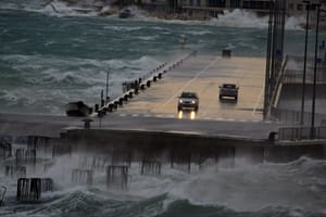 Vjetar prekinuo brojne linije prema otocima, zbog snijega nema slobodnog pravca prema Rijeci i Istri
