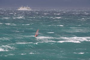 Jugo blokiralo plovidbu do otoka, a bura zatvorila magistralu pod Velebitom