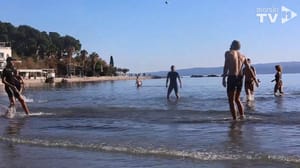 VIDEO Je li vam hladno? Njima nije! Splitske Bačvice na kraju godine pune!