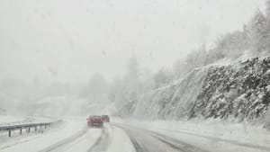 Očekuju se veće količine snijega već u noći nedjelje, a u ponedjeljak će vjetar poneke pahulje nositi i prema obali!