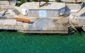 PRAVDA JE SPORA ALI DOSTIŽNA Državni inspektorat napokon će ukloniti bespravni objekt na pomorskom dobru u Okrugu Gornjem!