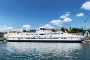 LINIJA U PREKIDU Trajekt Sveti Duje ispolovio iz Sućuraja pa se vratio u luku zbog sigurnosnih alarma. Jadrolinija: "Niti u jednom trenutku brod nije plutao niti bio bez upravljanja!"