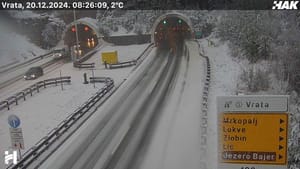 FOTO Snijeg zatrpao ceste do mora - kamioni i tegljači trenutno ne mogu do Istre i Rijeke!