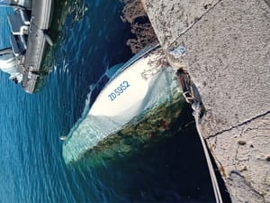 Potopljena brodica u Zadru - Ima li gazdu?