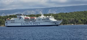 LOŠE GORIVO? Trajekt "Zadar" stao nedugo nakon polaska iz Splita za Stari Grad i pluta!