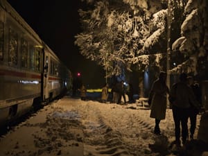 VLAK U SNIJEGU Sa 150 putnika krenuo iz Zagreba u Split, na njega u Lici pala grana i zapeo