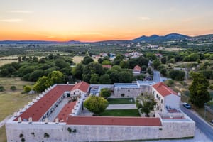 Općina Pakoštane daje u zakup hotel Maškovića han, a ovo je cijena!