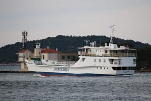 Žirjani nezadovoljni trajektom u pismu Jadroliniji: "Krajnje je vrijeme da zamijenite najstarije  u floti, tzv. 'škovacere'!"