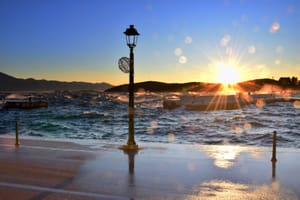 Sunčano uz još uvijek umjerenu do jaku buru