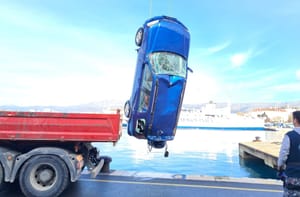 S 8,5 metara dubine izvučen automobil koji je sinoć sletio u more u splitskoj luci