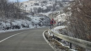 Snijeg pada u Lici i Gorskom kotaru - Za vozila bez zimske opreme nema slobodnih pravaca prema moru