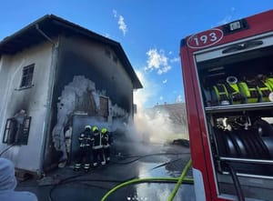 U garaži kuće kod Rijeke izgorjeli auto i motor