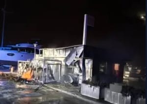 Izgorjela benzinska postaja u marini u Tribunju: "Brza intervencija vatrogasaca spriječila širenje plamena na brodove"