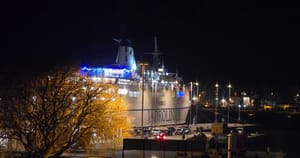 NESREĆA U SPLITSKOJ LUCI Automobil s jednom osobom upao u more, spasitelji skakali u more da bi je spasili!