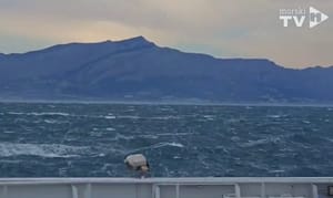OLUJNA BURA IM NE SMETA Na trajektu Marjan zaorila se pjesma: "Opet bura okriće..." - Pogledajte po kakvom vremenu majstori pristaju u luku!
