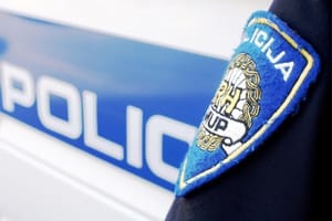 Vozač u Makarskoj odbio testiranje na droge, pa mu pronađena i droga i streljivo