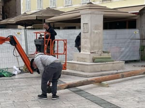 Ako neće biti datuma oslobođenja Splita, neće biti ni spomenika! S glavnog splitskog trga uklonjen stup za zastave