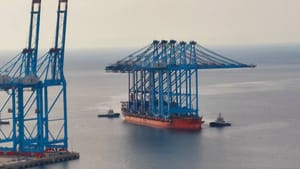 SPECIJALNI TERET U RIJECI Goleme lučke dizalice više od najviše zgrade u Hrvatskoj, iz Kine doplovile u riječku luku