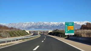 Autoceste A1 i A6 prema moru i magistrala pod Velebitom zbog bure otvorene samo za osobna vozila