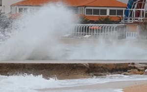 Olujna bura na sjevernom Jadranu sa susnježicom i snijegom, na jugu umjereno do jako jugo!