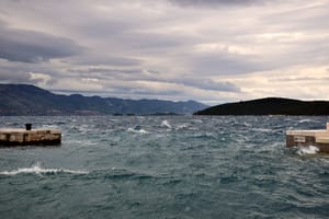 Na sjevernom Jadranu i dalje bura, iako slabija nego prethodnih dana - Na jugu oblačno