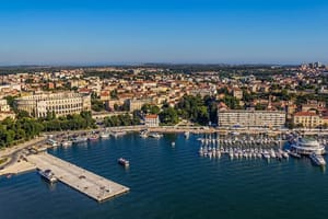 Sunčano uz prevladavajuću buru na sjevernom Jadranu, na jugu oblačnije uz jugo