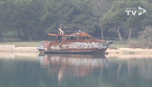 RASPAD SUSTAVA Olupina jahte koja je izgorjela u podmetnutom požaru prošle godine, još je u Medulinskom zaljevu!