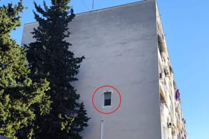 Netko je u Splitu sebi probio novi prozor nasred fasade zgrade!