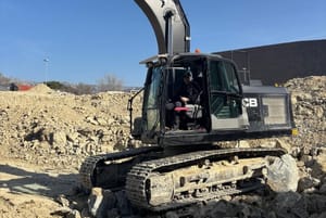 Kerum u bageru, u Lori: "Dan žena provodin radno, jučer u avionu, danas na kamionu"